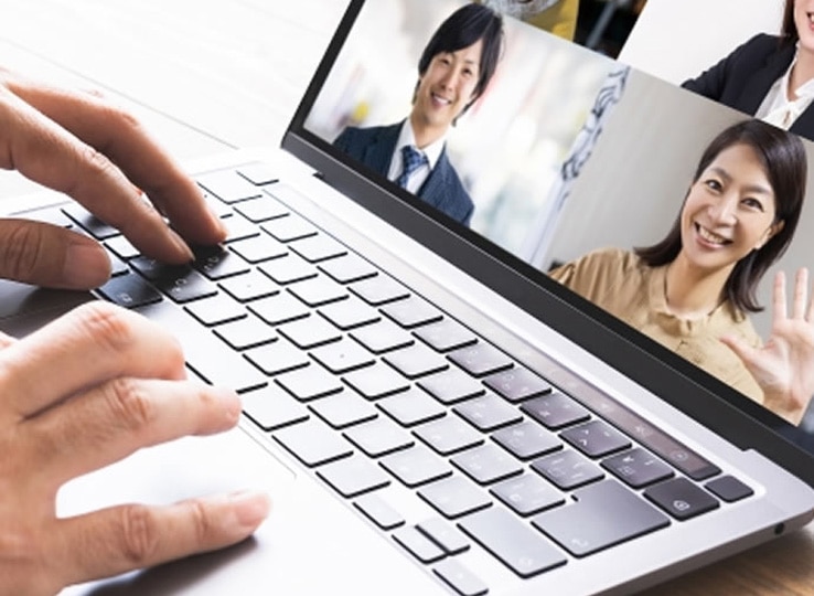 パソコンでリモート会議をしている様子。