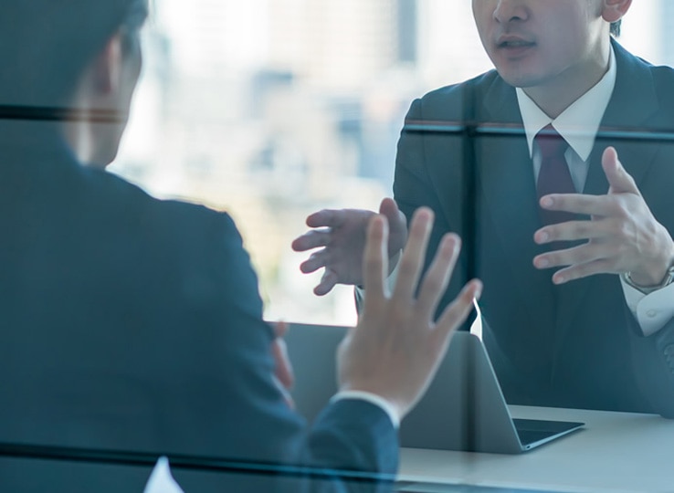 ビジネスマン2人が打合せをしている様子。