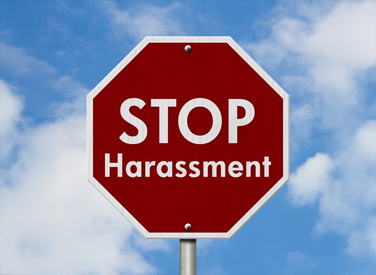 空を背景に「ストップハラスメント」と書かれた標識。
