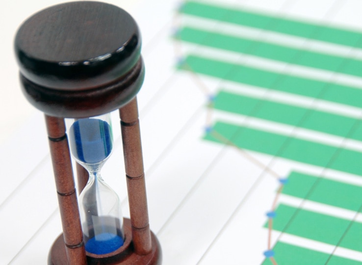 グラフが書かれた資料と砂時計。
