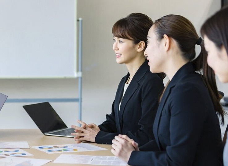 女性活躍推進研修 ビジネススキルイメージ。職場で働く女性社員の姿を通じて、キャリア形成やビジネススキルの習得、組織で活躍し続けるための成長意欲を表現した写真。