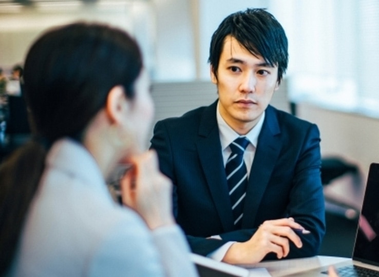 男女のビジネスマンが打合せをしている様子。