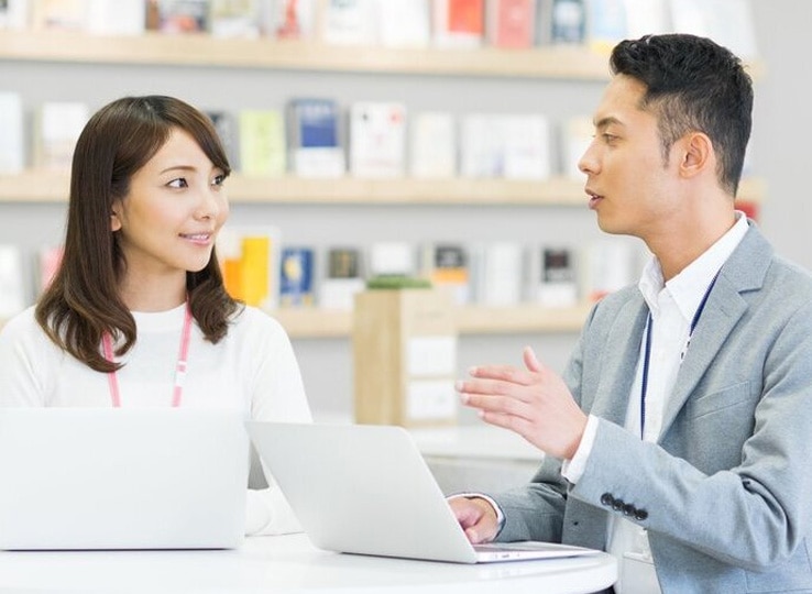 女性活躍推進研修 女性社員のマネジメント（上司向け）のメインイメージ。ノートパソコンを使って女性部下の育成やマネジメントを行っている場面。