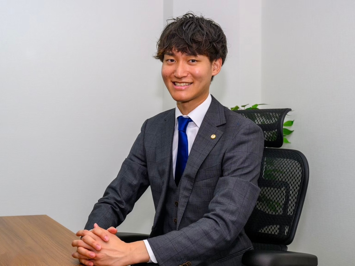 プロフィール写真｜ソルビス税理士法人 境裕介 様