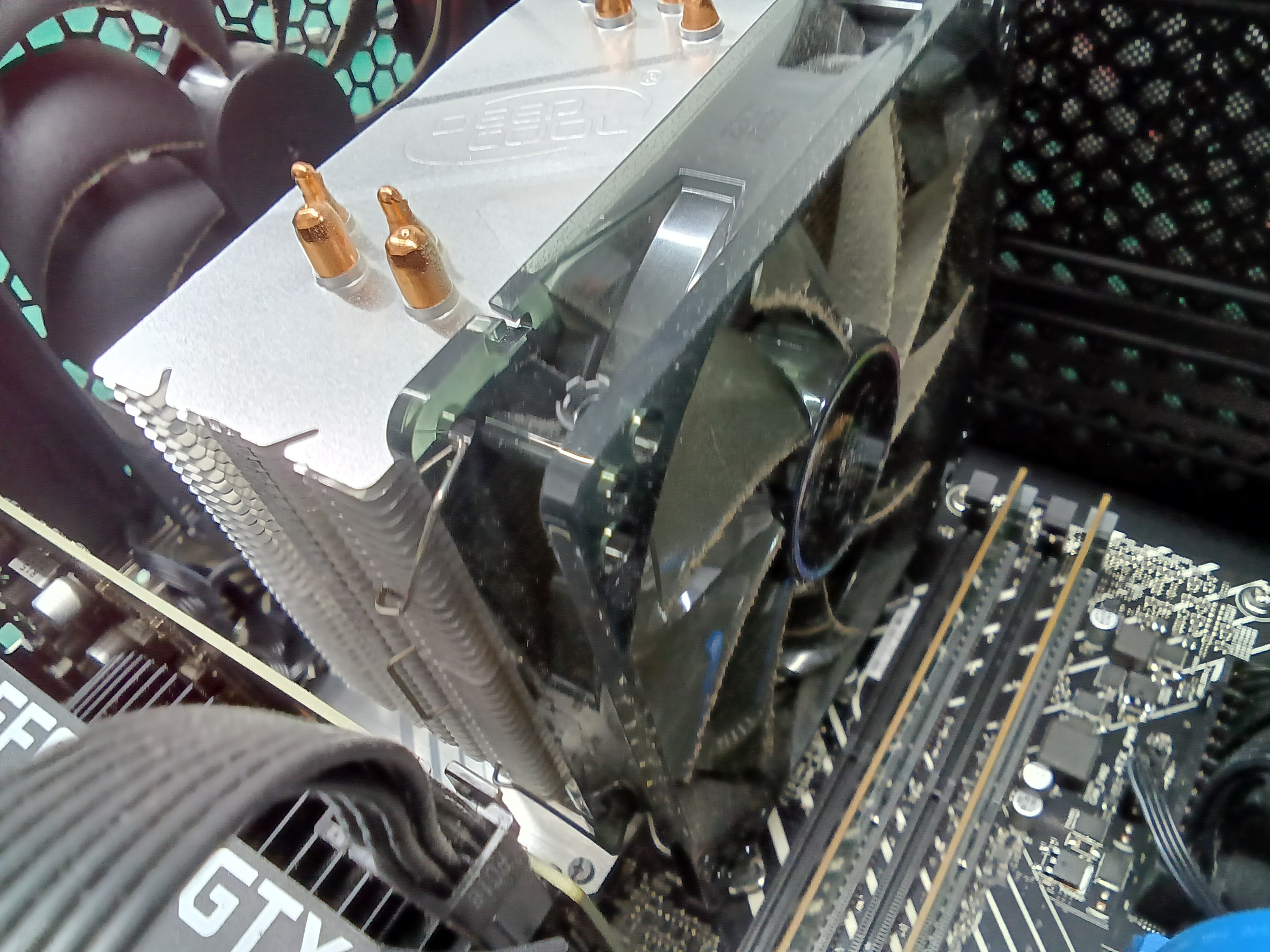 クリーニング前、CPUクーラー周辺