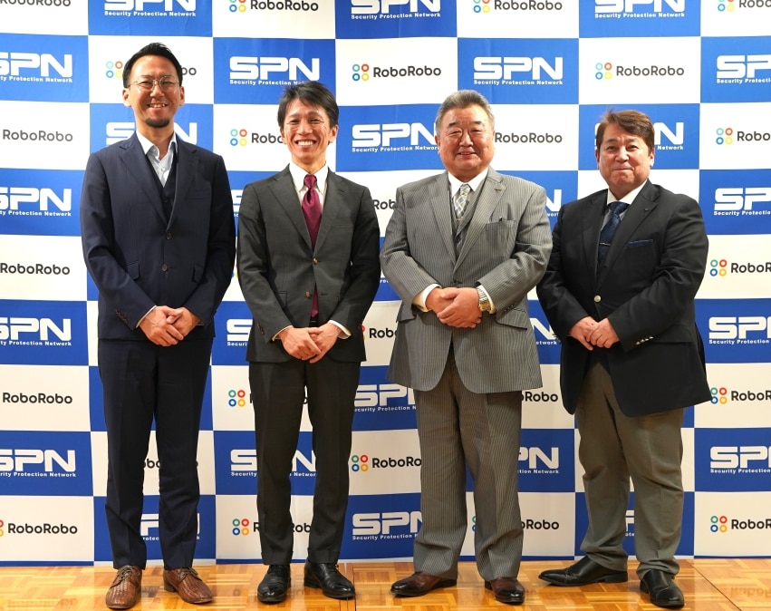 写真右から：エス・ピー・ネットワーク 取締役副社長 芳賀 恒人 、同社 代表取締役社長 熊谷 信孝、オープン 代表取締役執行役員社長 石井 岳之様、同社 RoboRobo事業部 執行役員 大和田 将平様