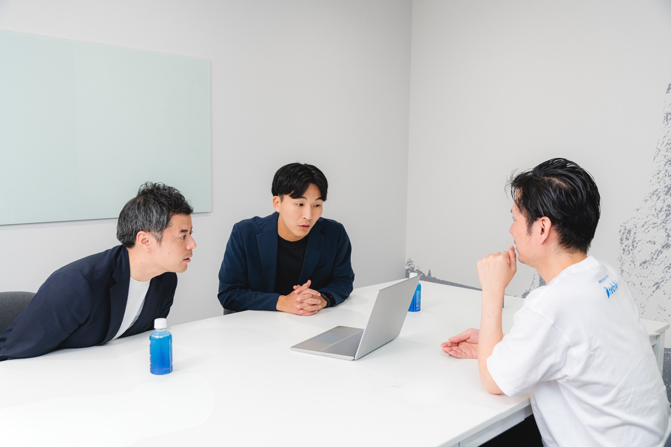 Tebiki_PCをのぞき込む3名