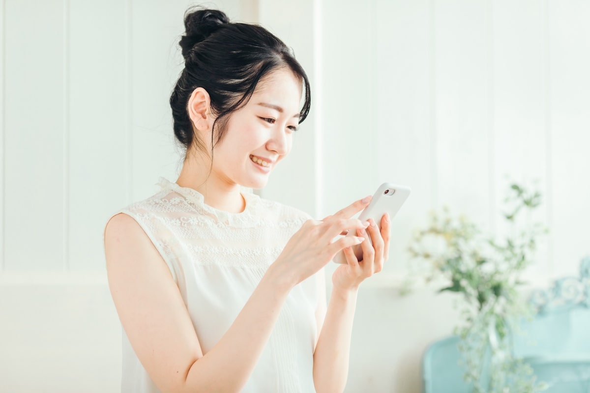 スマホで物件検索をする女性