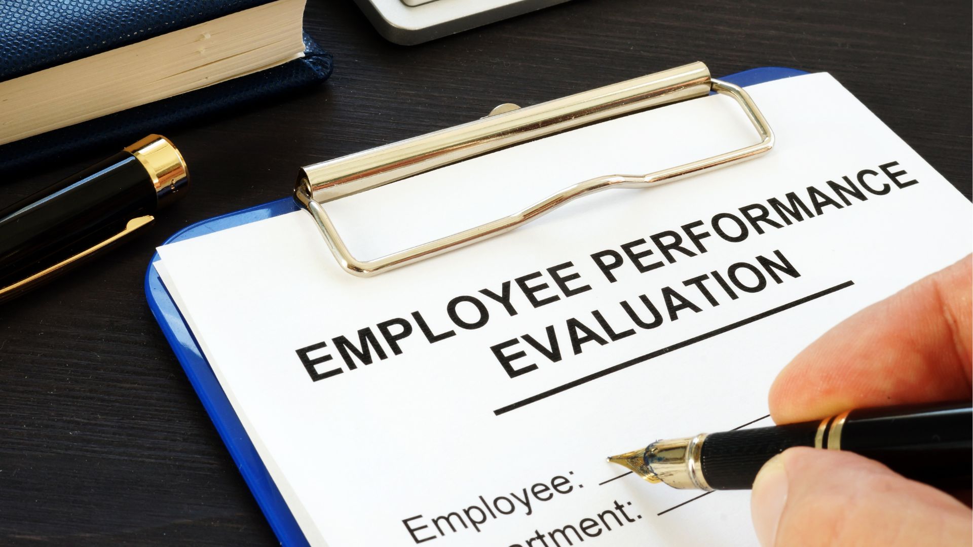 従業員評価シートにペンで記入している様子を写した写真