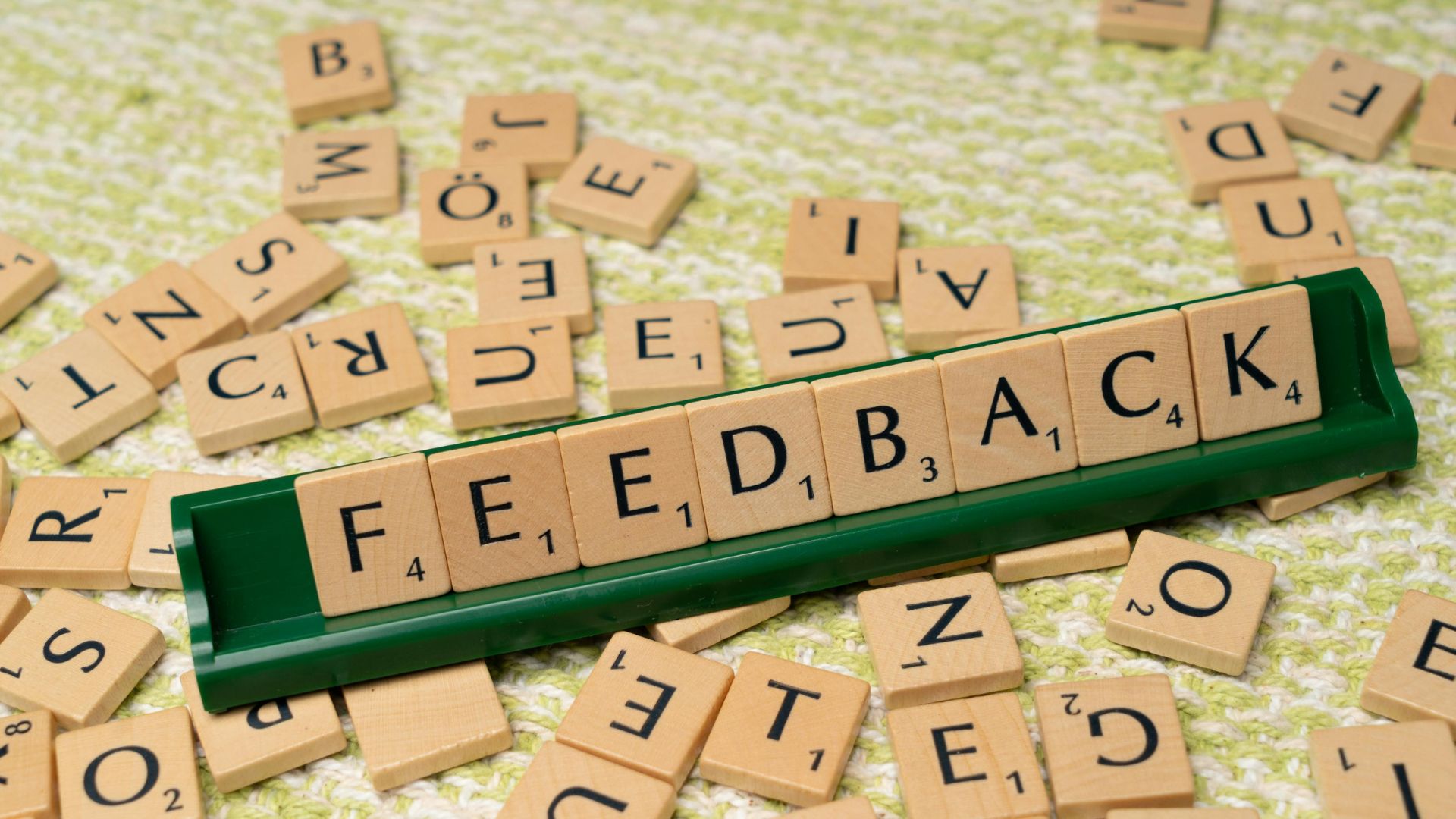 FEEDBACK と並んだ文字タイルの写真