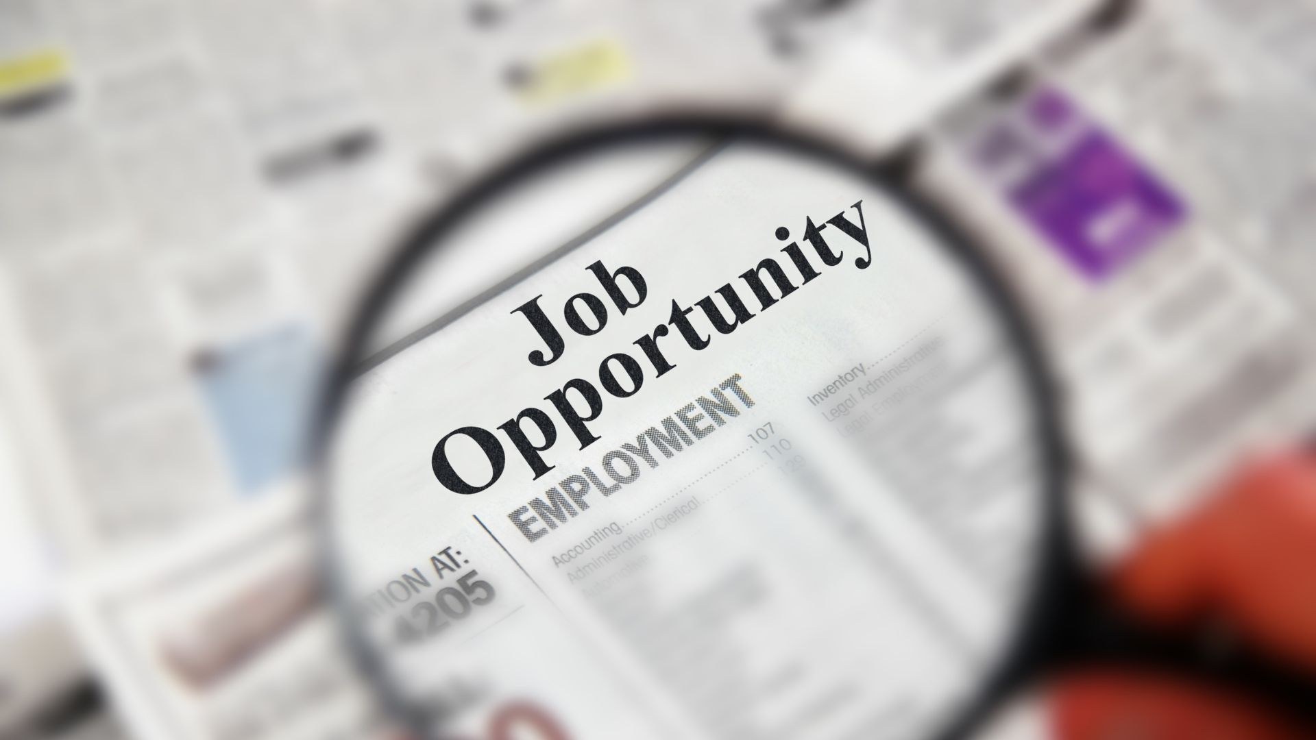 求人情報を虫眼鏡で拡大している様子図