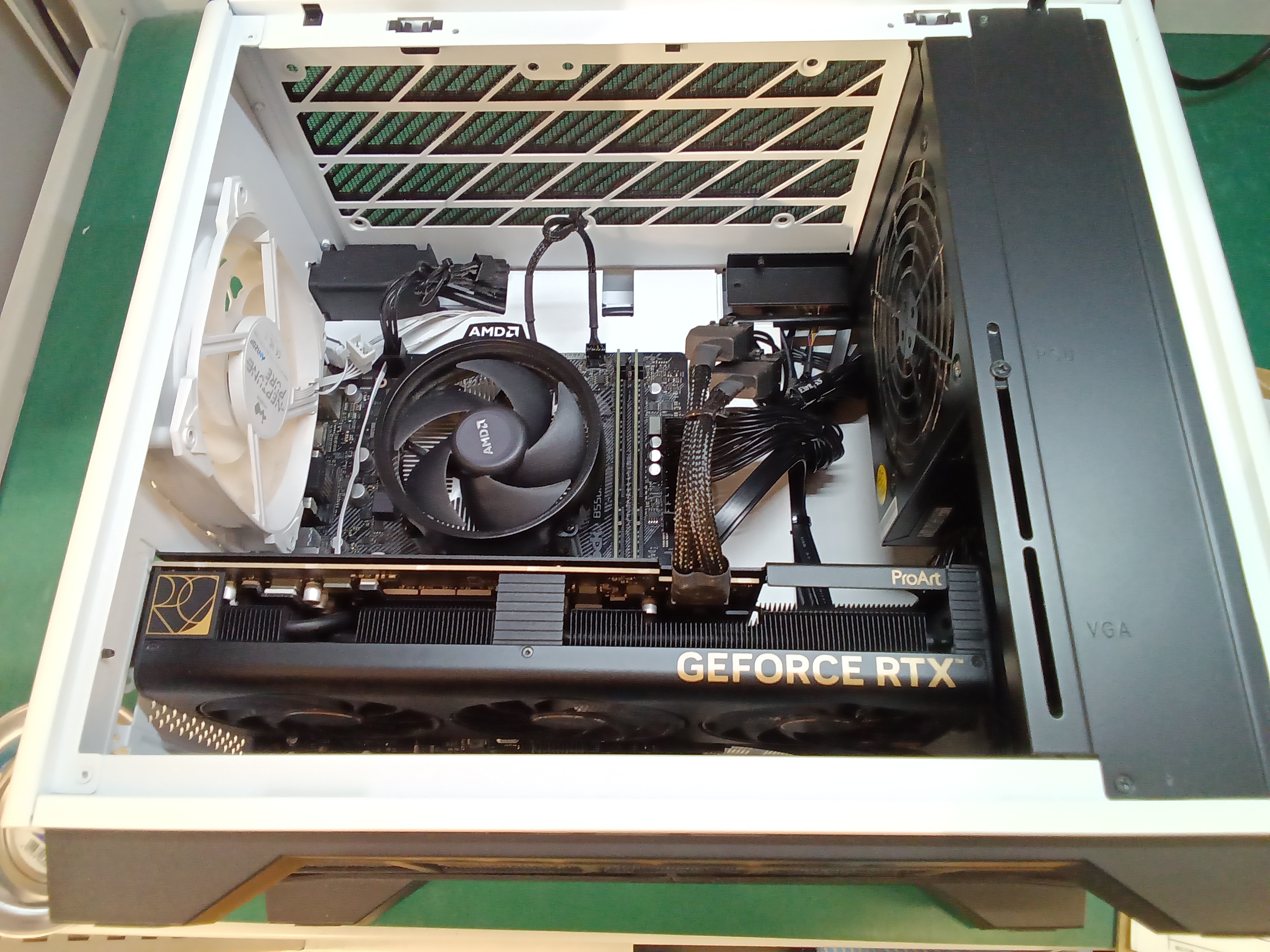 修理前のパソコン内部