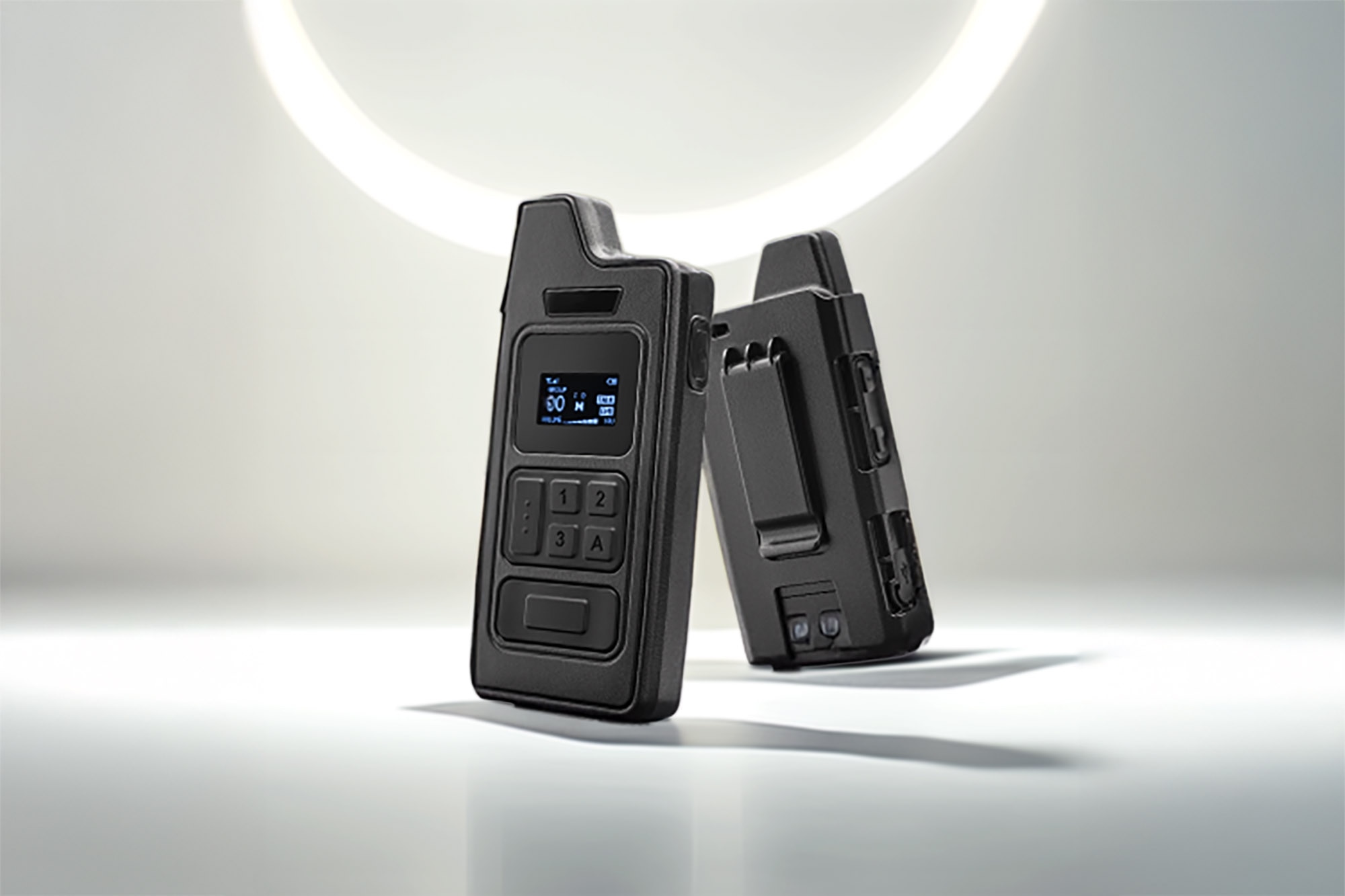 Field TALK＋同時通話無線機のコンパクトで軽量な設計が分かる写真