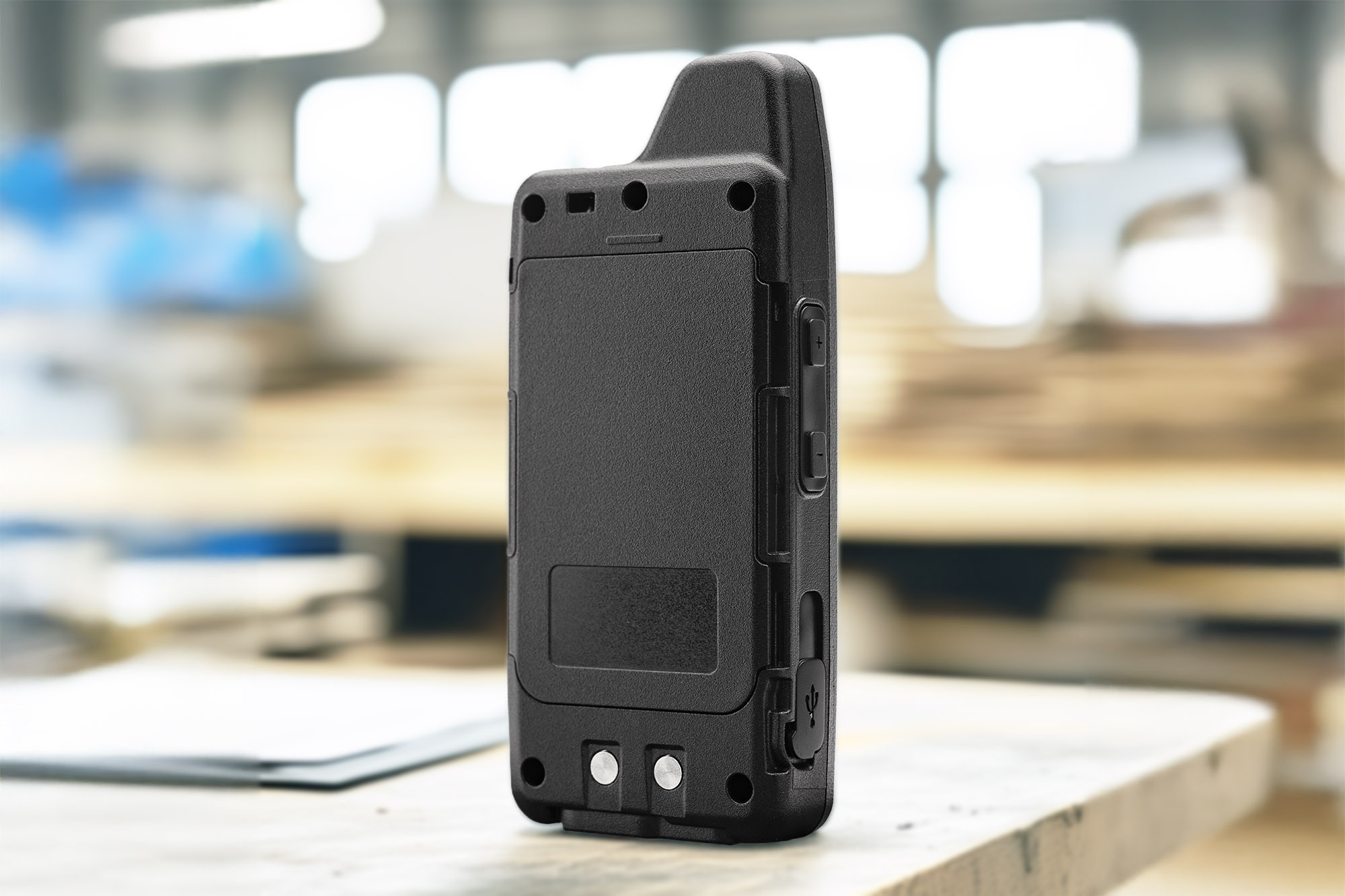 Field TALK＋同時通話無線機の着脱式バッテリー構造が分かる写真