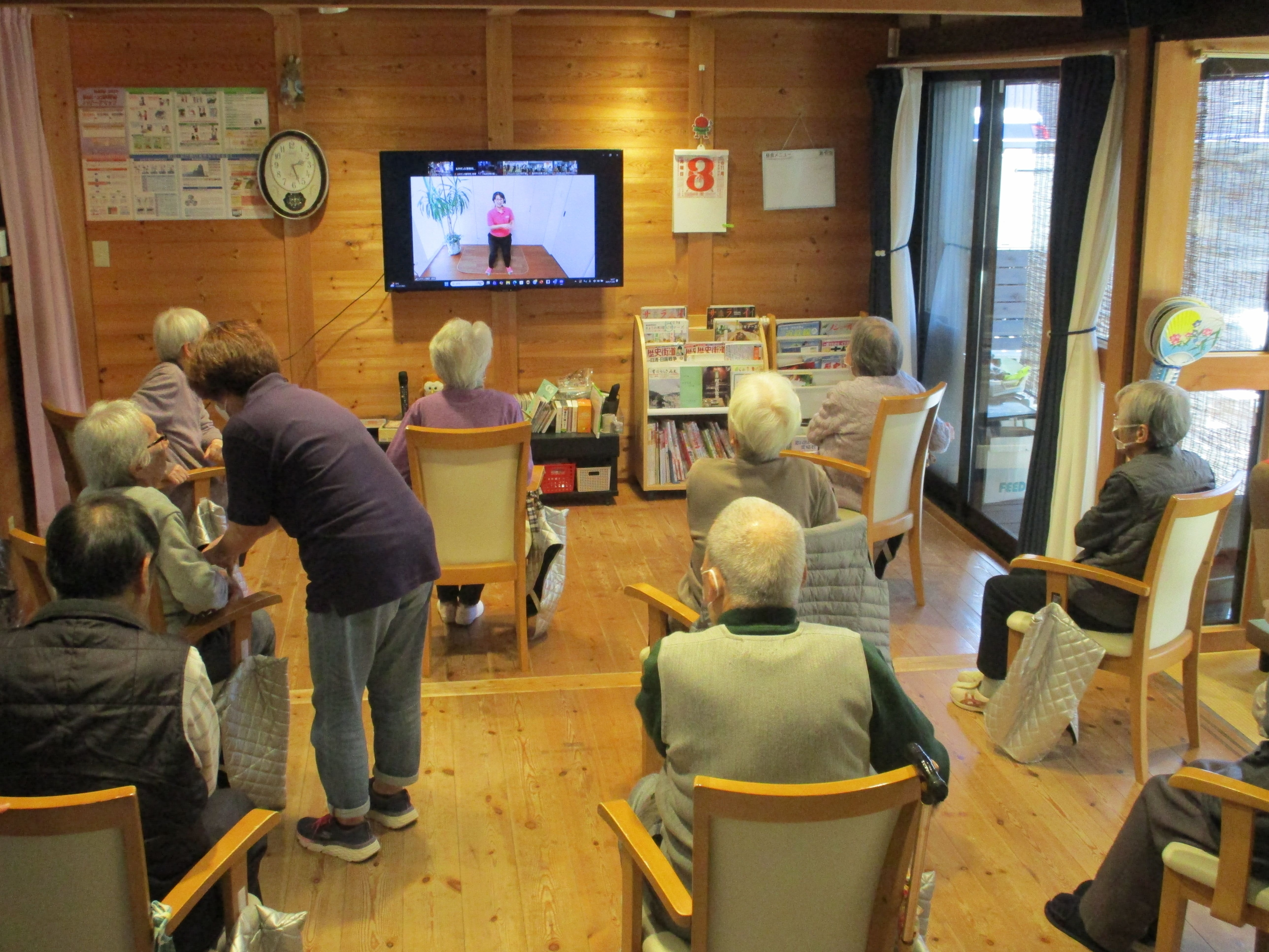 三楽デイサービス いとぐるま_オンライン体操の様子
