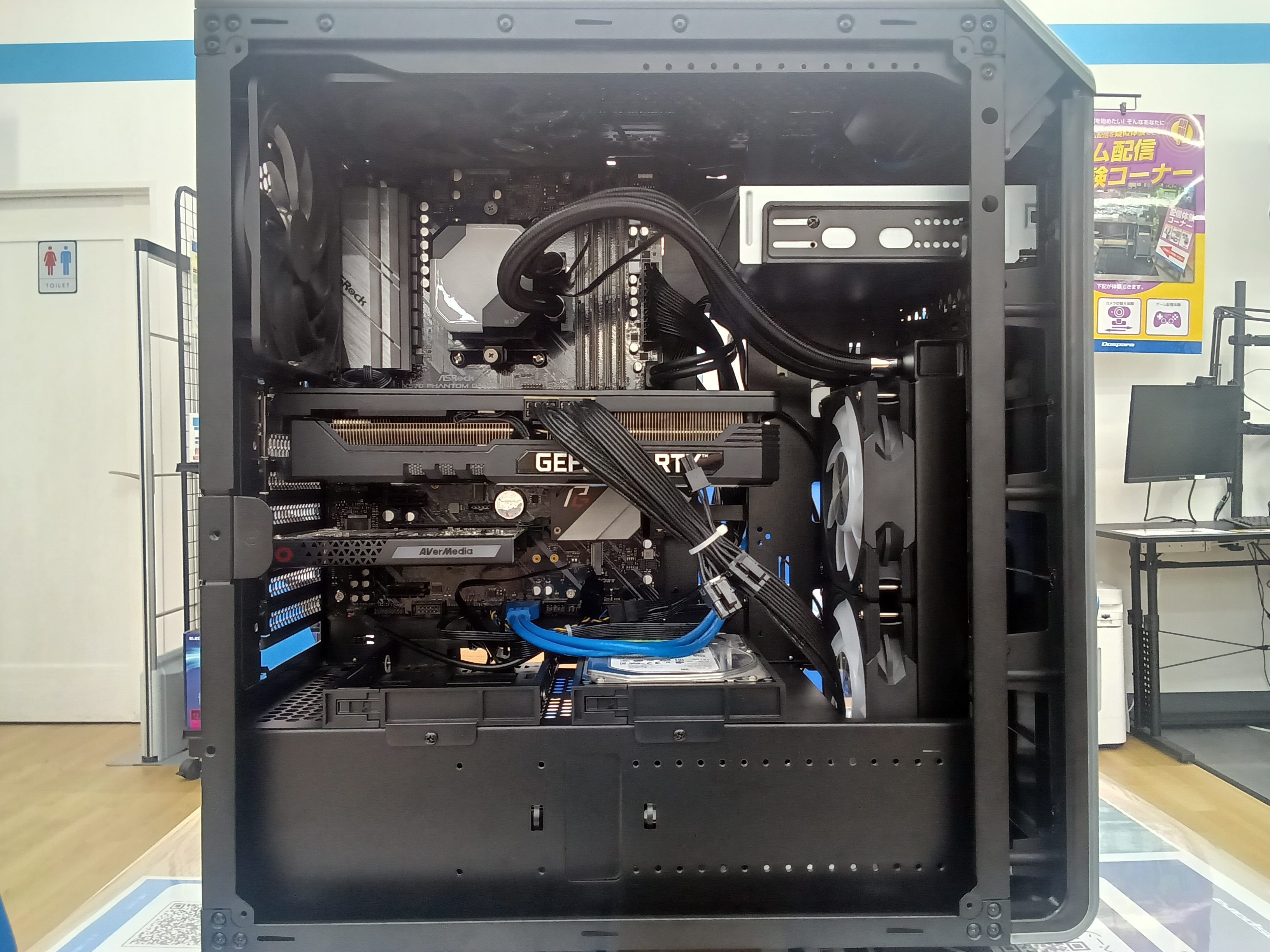 修理後のパソコン内部