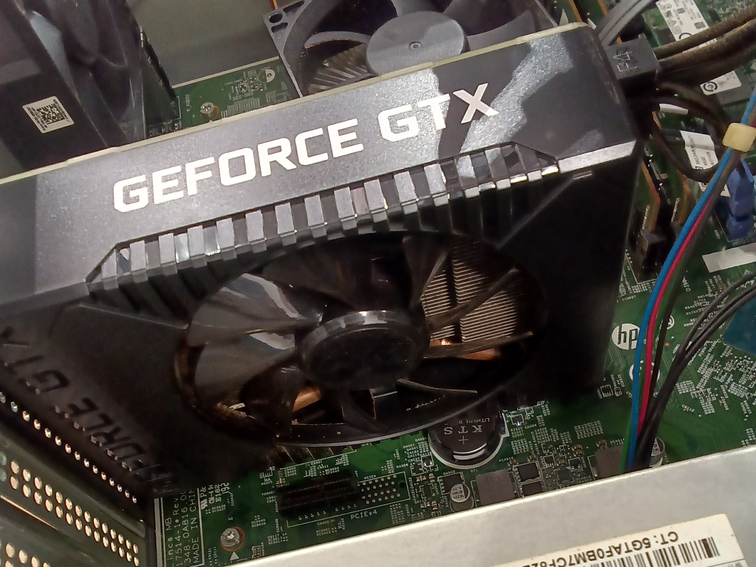 ホコリが除去され、グラフィックボードのファンが清潔になった状態