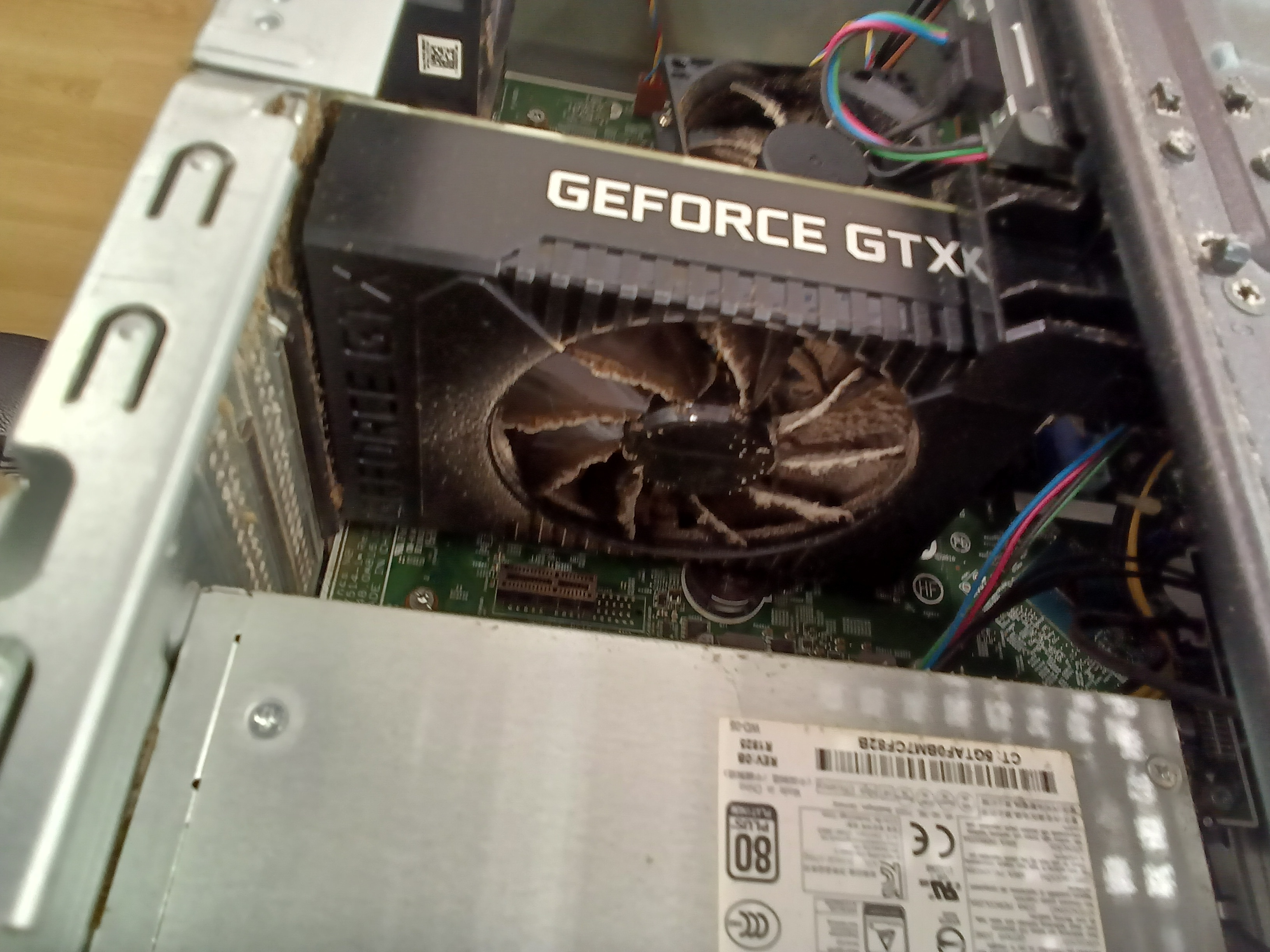 グラフィックボードのファンに大量のホコリが付着している様子