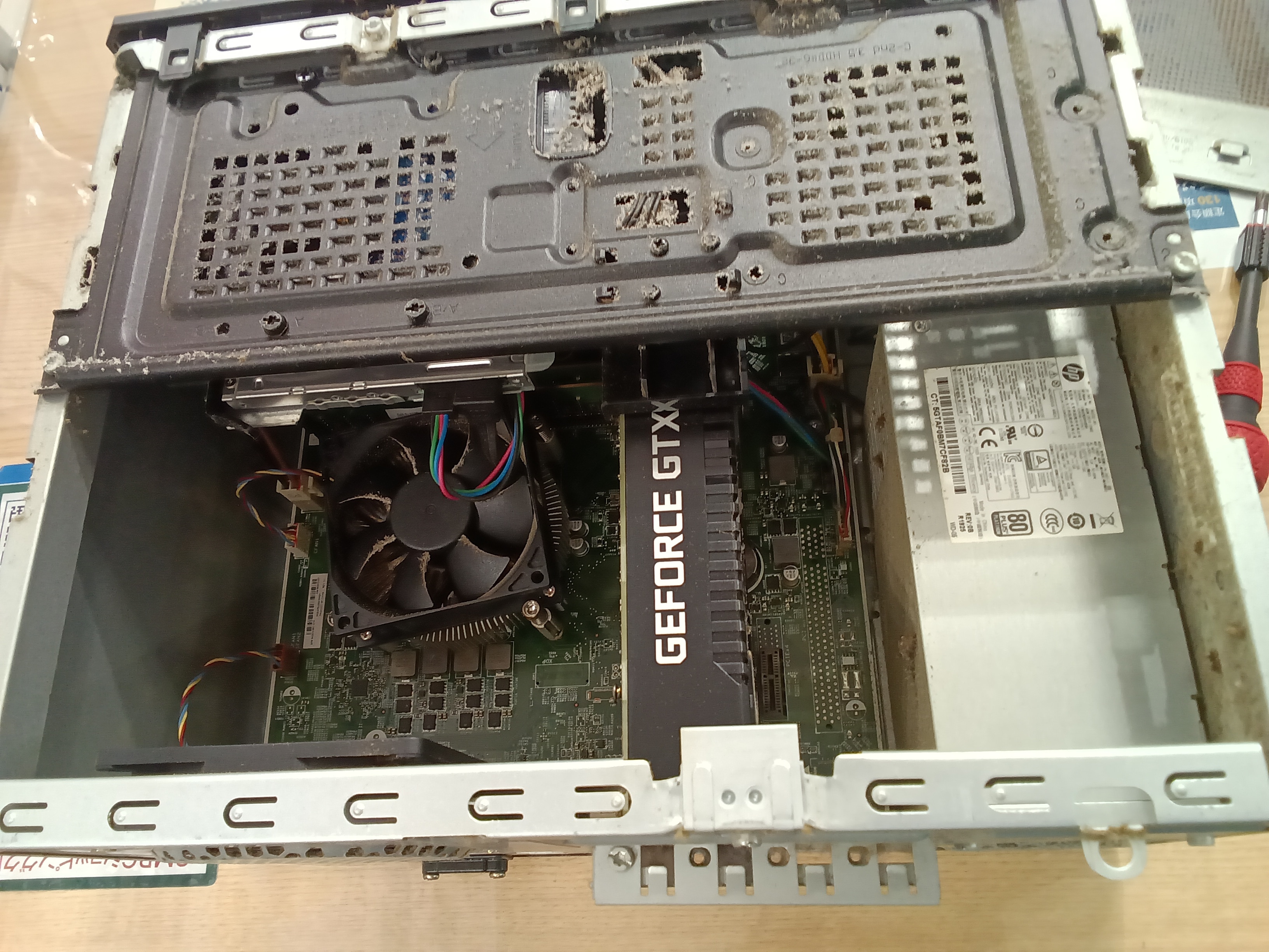 内部全体にホコリが堆積し、通気性が悪化している状態