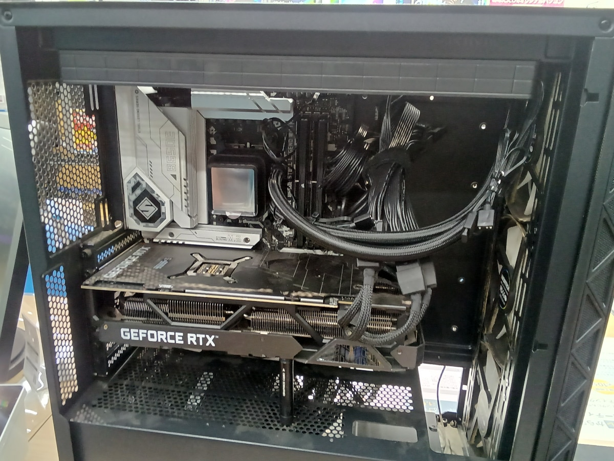 CPUクーラー交換後のパソコン内部