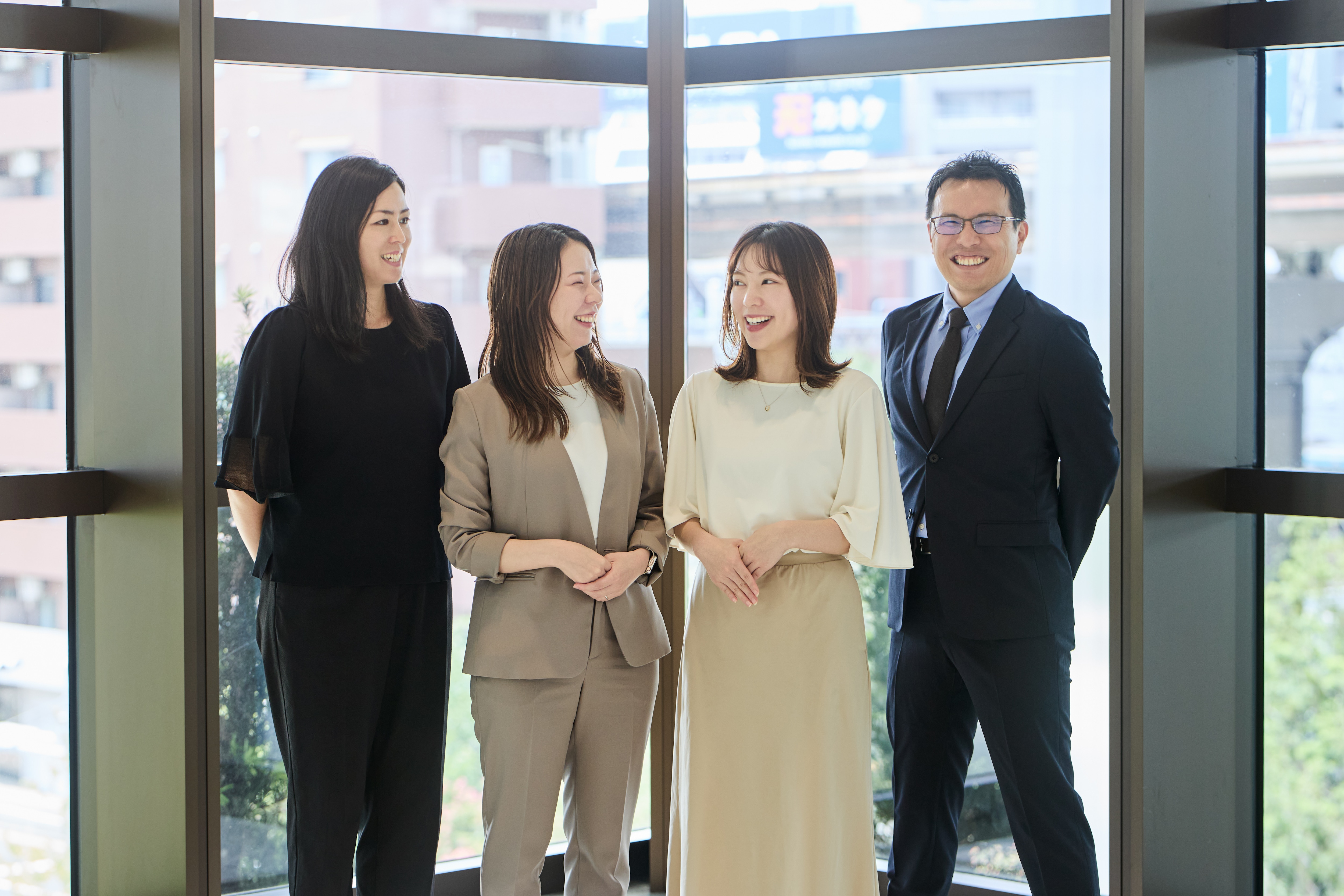 本社部門で働く女性社員3人と、男性社員1人