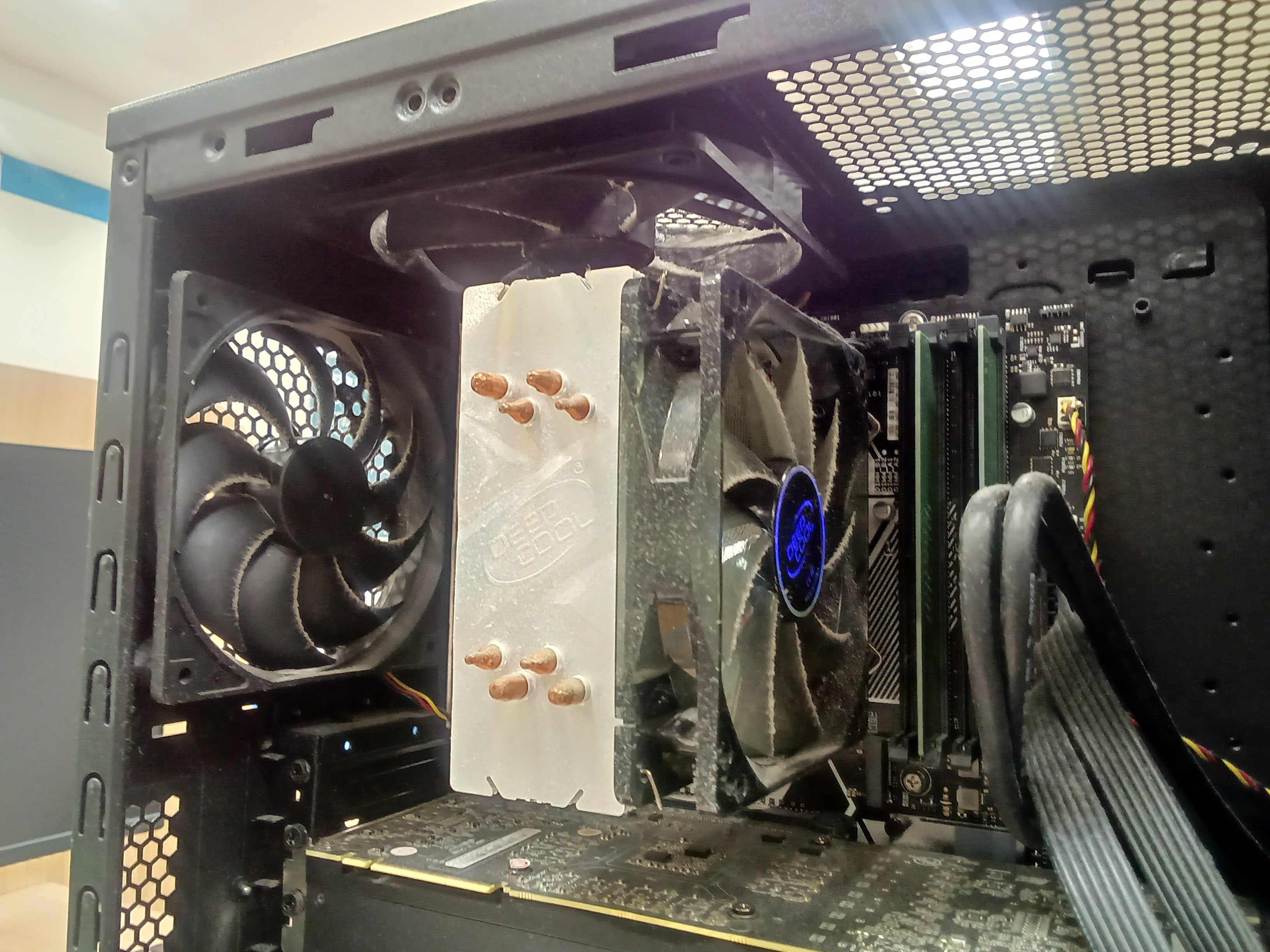 ホコリが付着したCPUクーラー