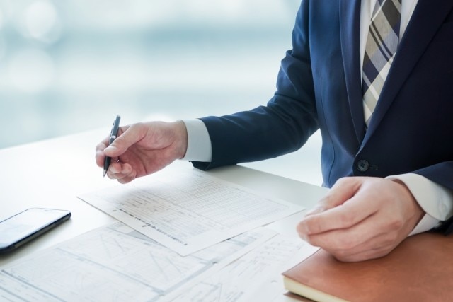 契約書に記入する人
