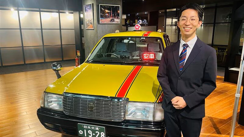 交通・運輸業界の担当者がハイヤー採用の効率化事例を紹介する写真