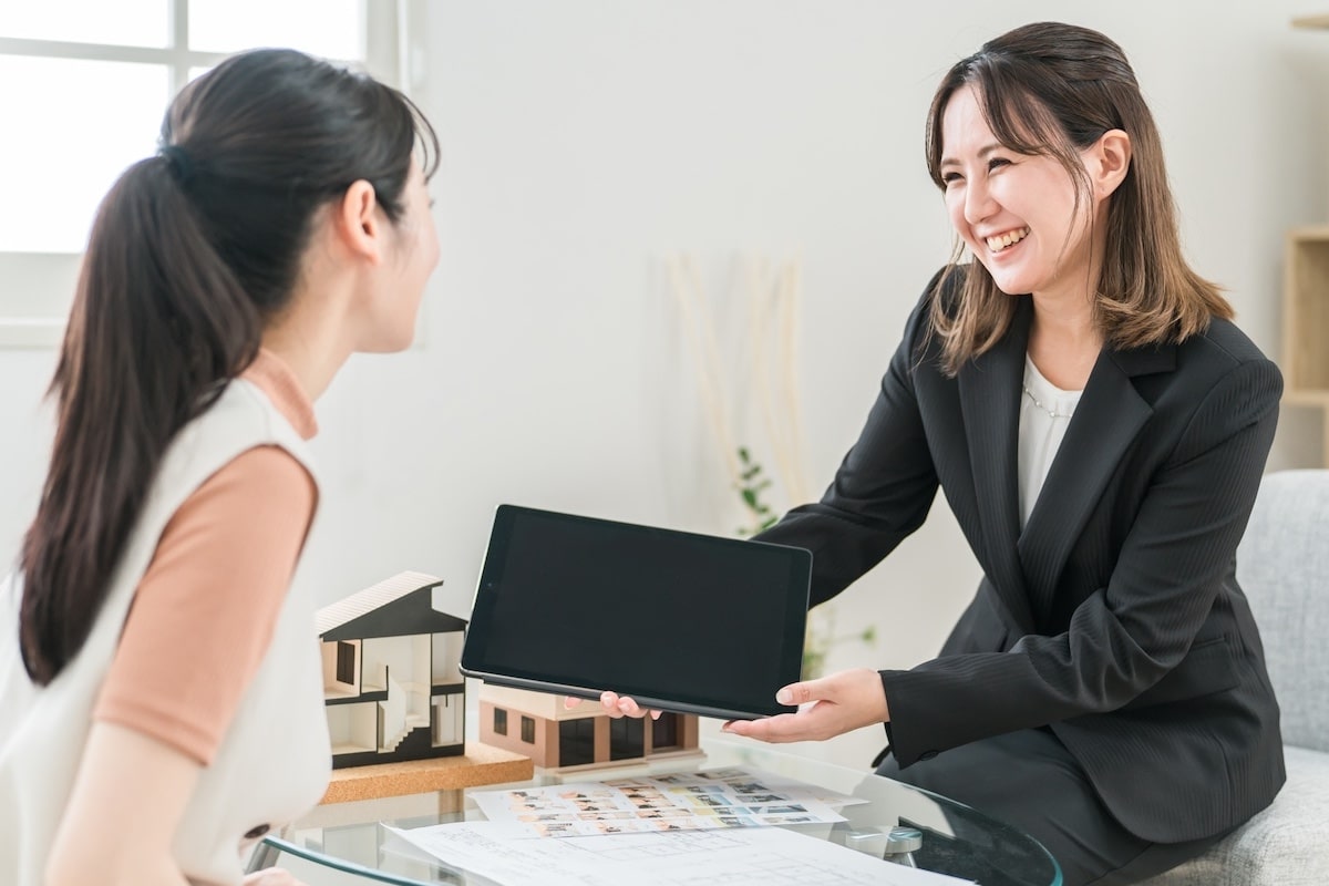 鍵を引き渡しているスタッフ