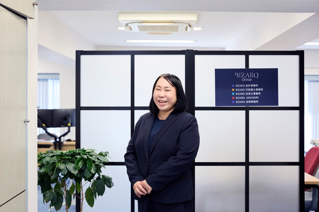BIZARQ株式会社のオフィスで立つ柳沼理子様。顧問料1.8倍増を実現したfreee導入事例。