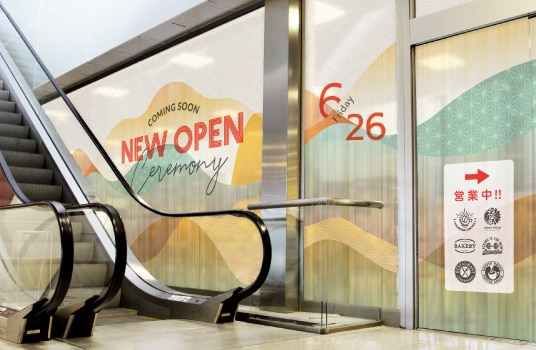 ガラスフィルムに告知サインが入った仮囲い