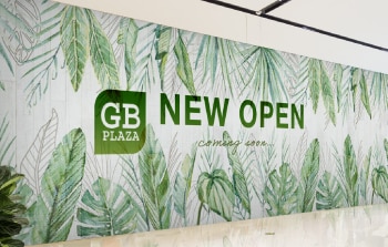 大きなリーフと白木目調の仮囲い