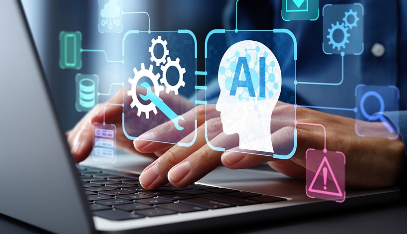 ノートPCのキーボードを打つ手のアップ。上にAIの頭脳と歯車(設定/調整)のアイコンが重ねて表示されている。