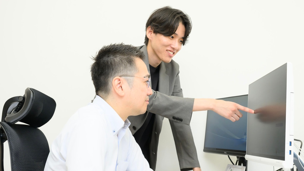 税理士法人村上事務所 細見様と職員。freeeを活用し、業務フローの改善とコミュニケーションを強化。