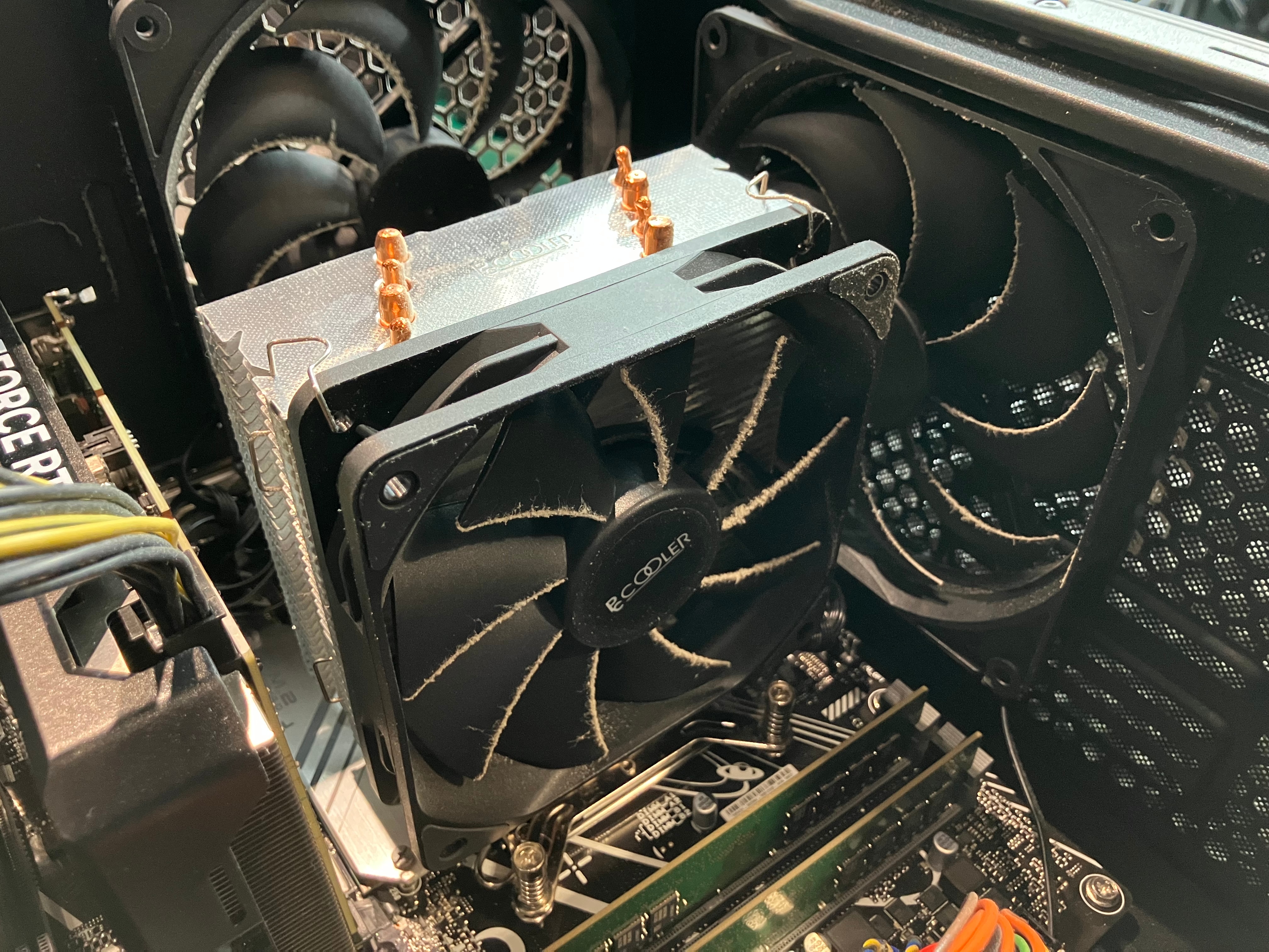 クリーニング前： CPUクーラーファンに付着したホコリ