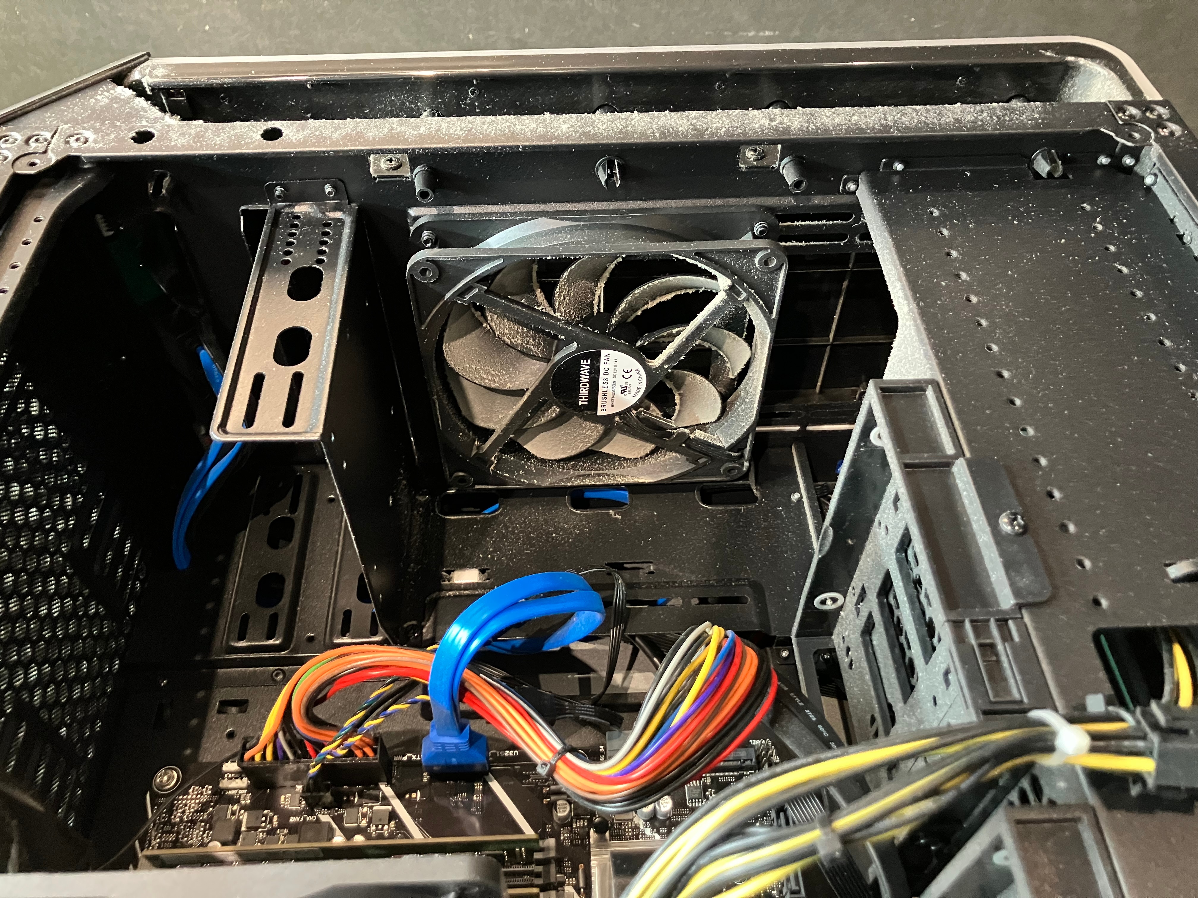 クリーニング前： PCケース前面ケースファンに付着したホコリ