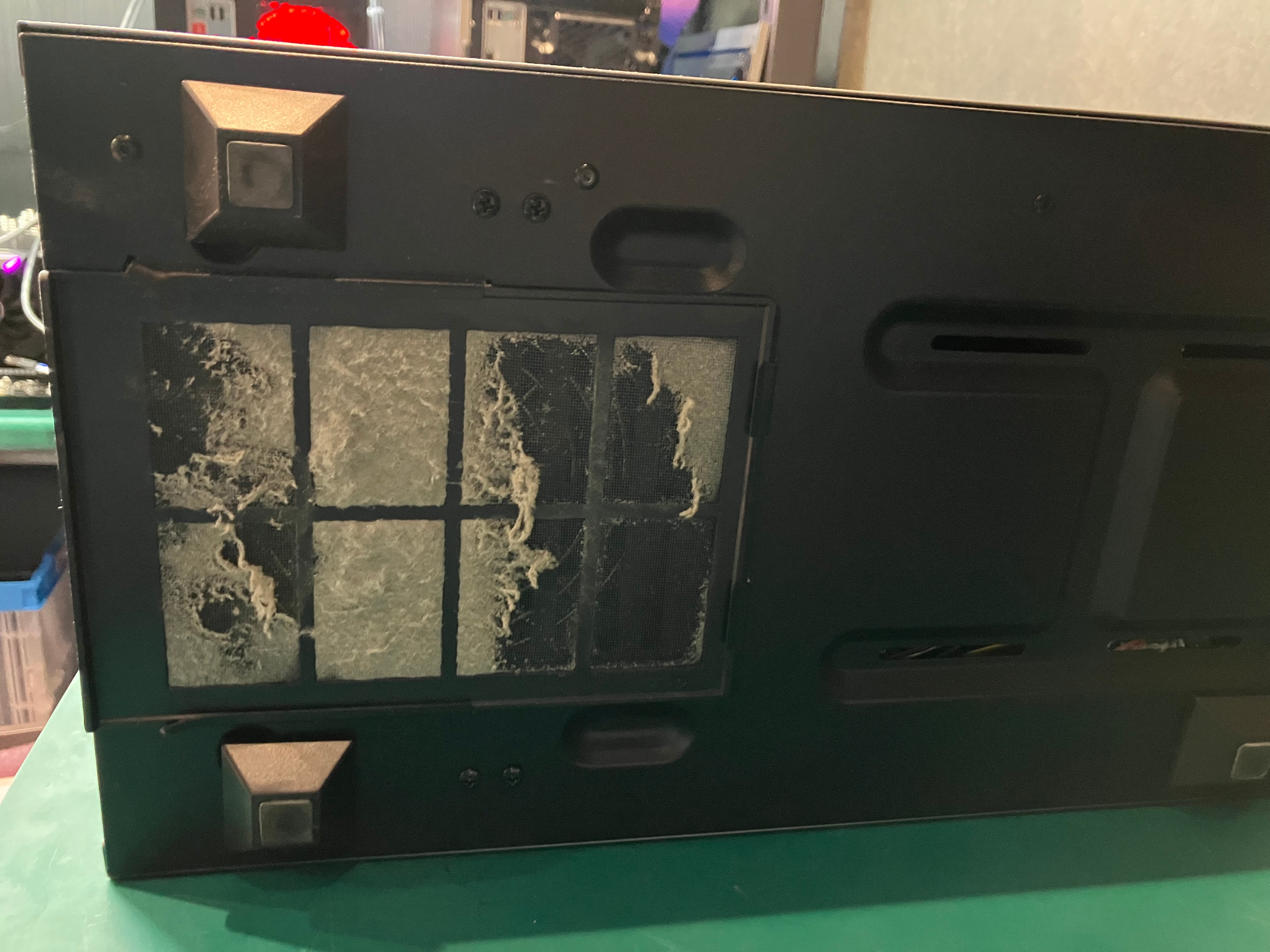 クリーニング前： PCケース底面フィルターに詰まったホコリ