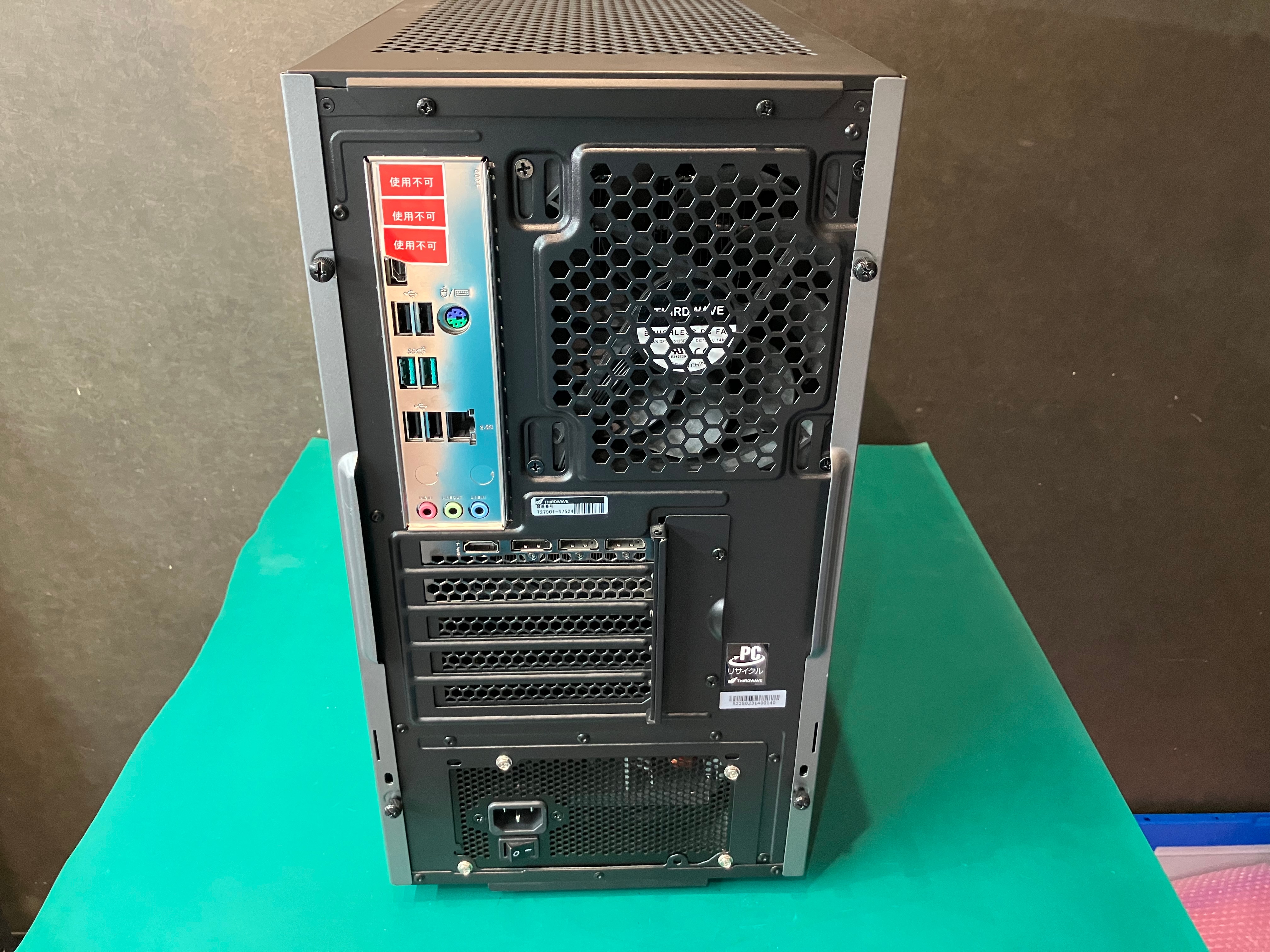 クリーニング後： 清潔になったPC背面全体