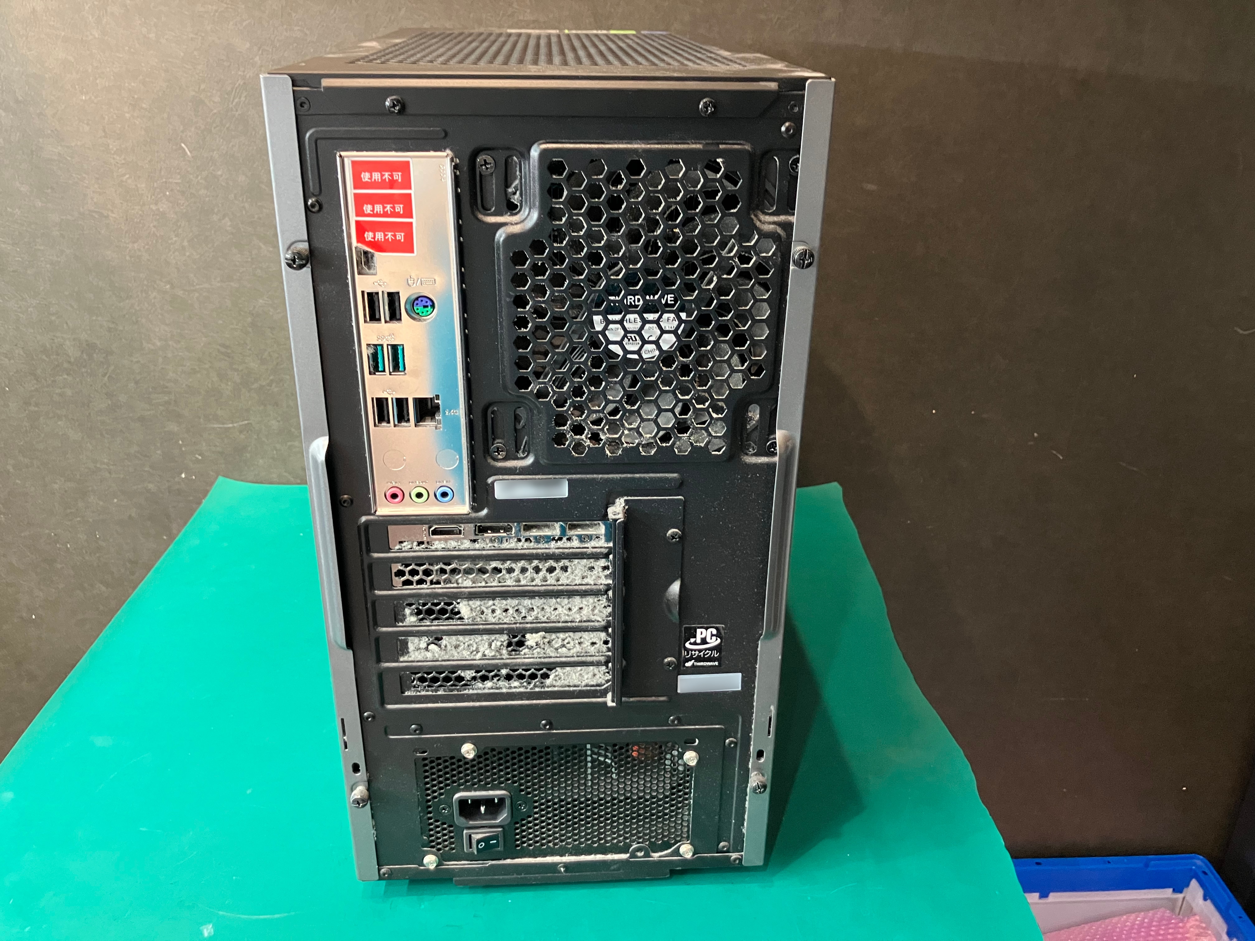 クリーニング前： ホコリの付着が見られたPC背面全体。