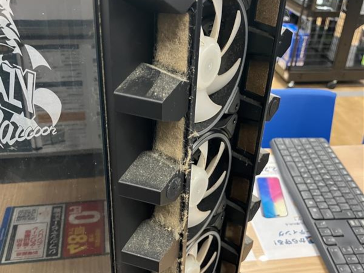 写真：クリーニング前のダストフィルター。ホコリで完全に目詰まりしています。