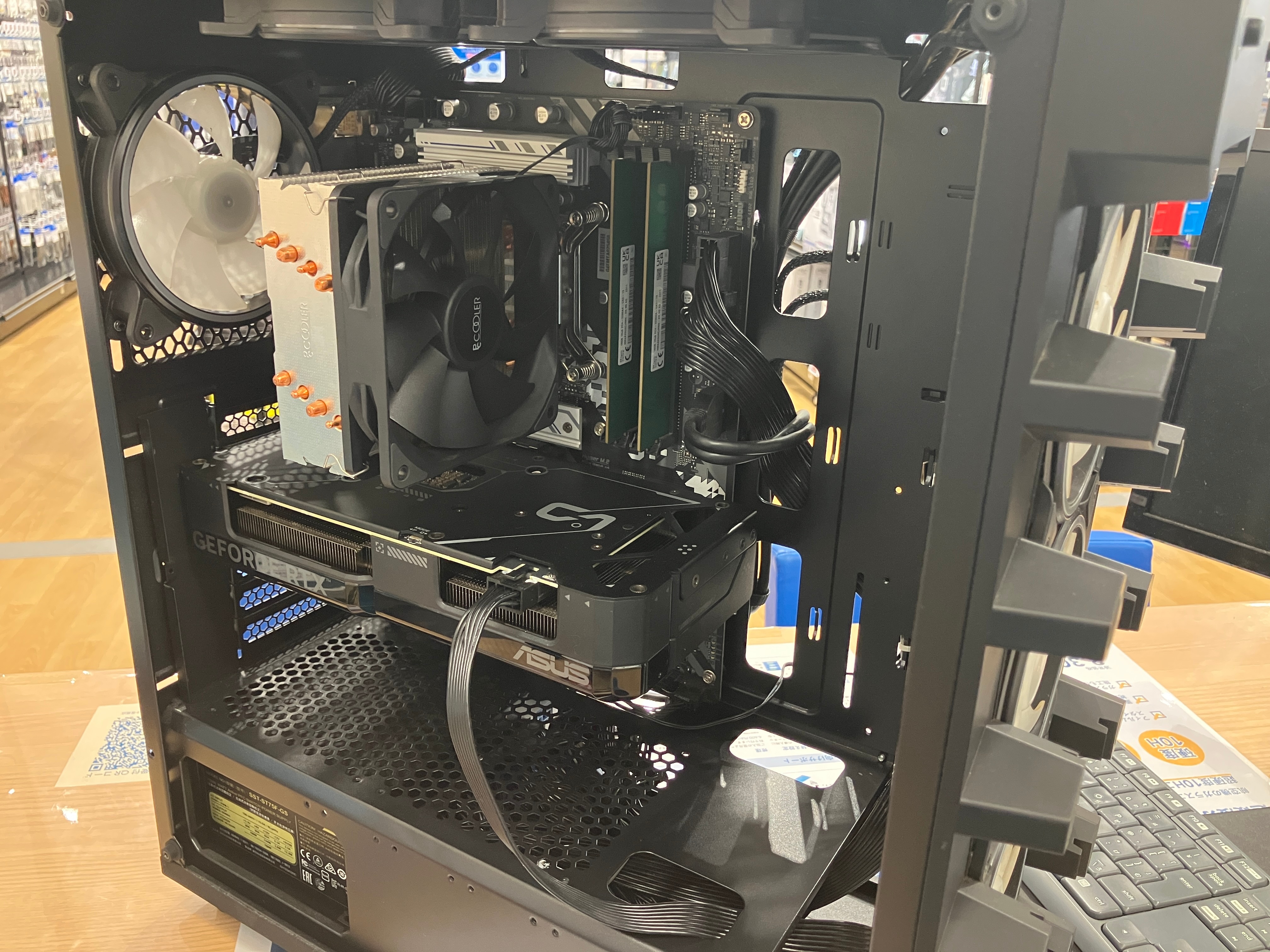 写真：クリーニング後のパソコン内部。すべてのホコリを除去し、各パーツがすっきりしました。