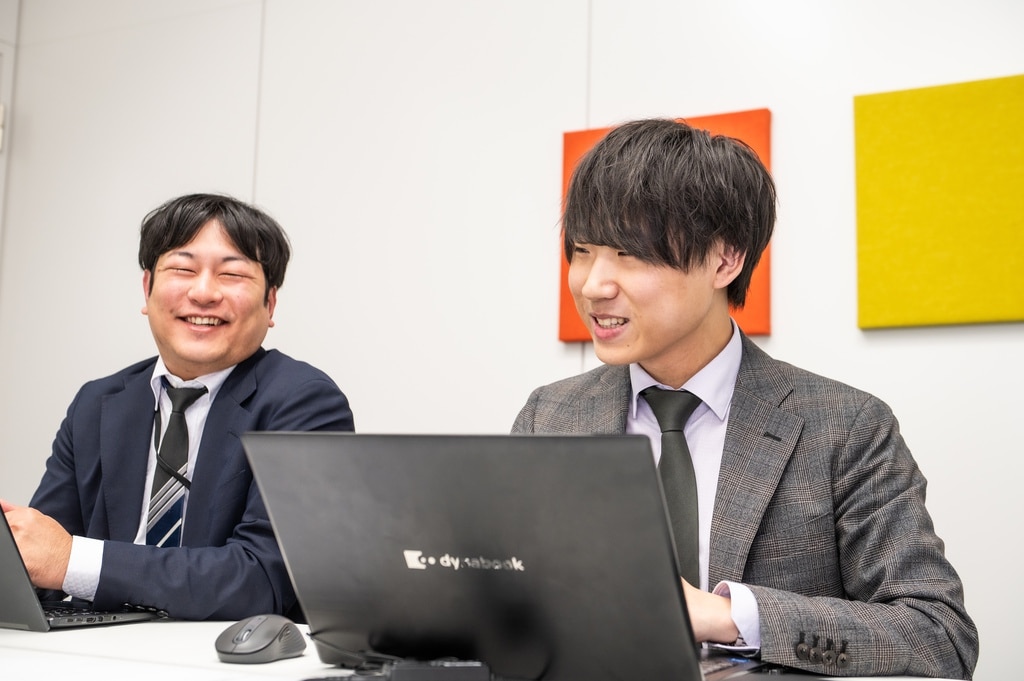 辻・本郷税理士法人 仙台事務所 コンサルタント 後藤瑠真様（手前）。 freeeのサポートを活かし、導入を成功させた現場リーダー。