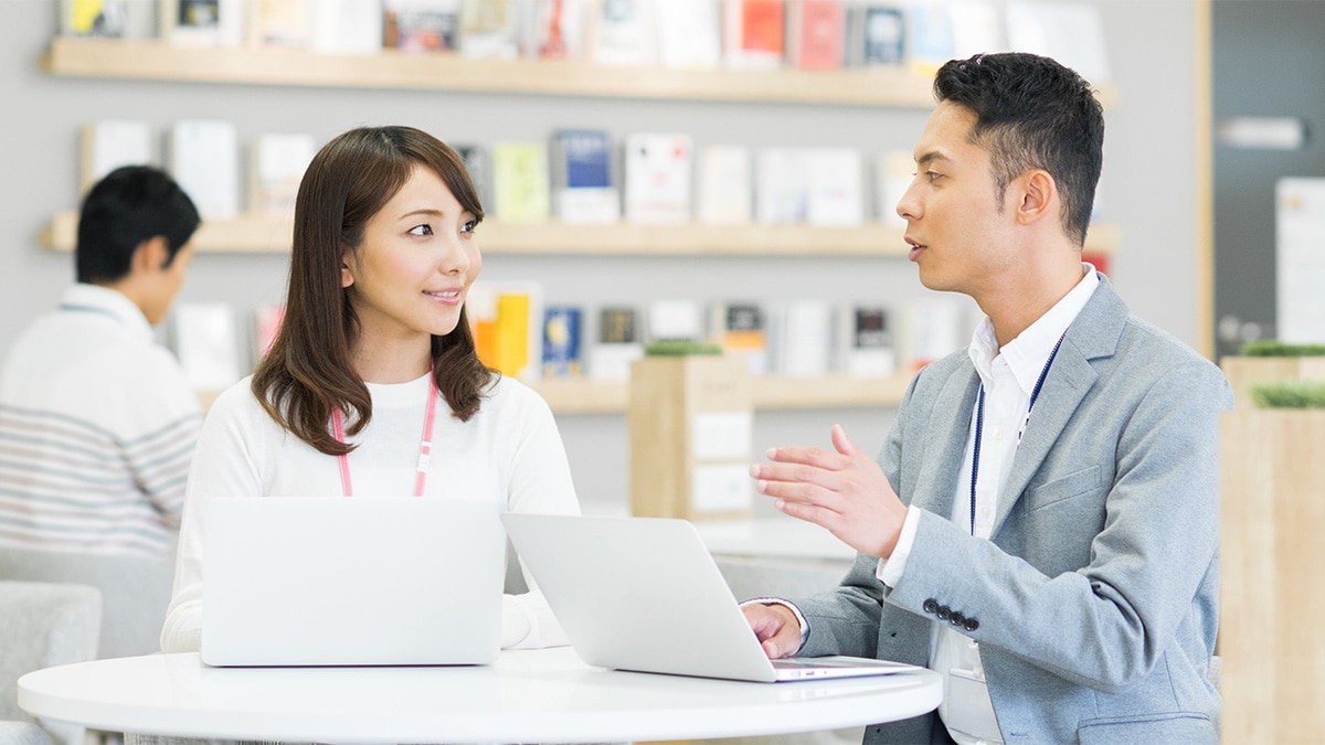 女性活躍推進研修「女性社員のマネジメント」|男性上司と女性部下が打ち合わせをしている様子