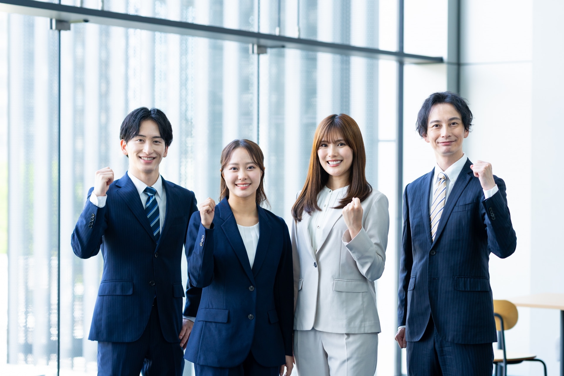 ガッツポーズするサラリーマン