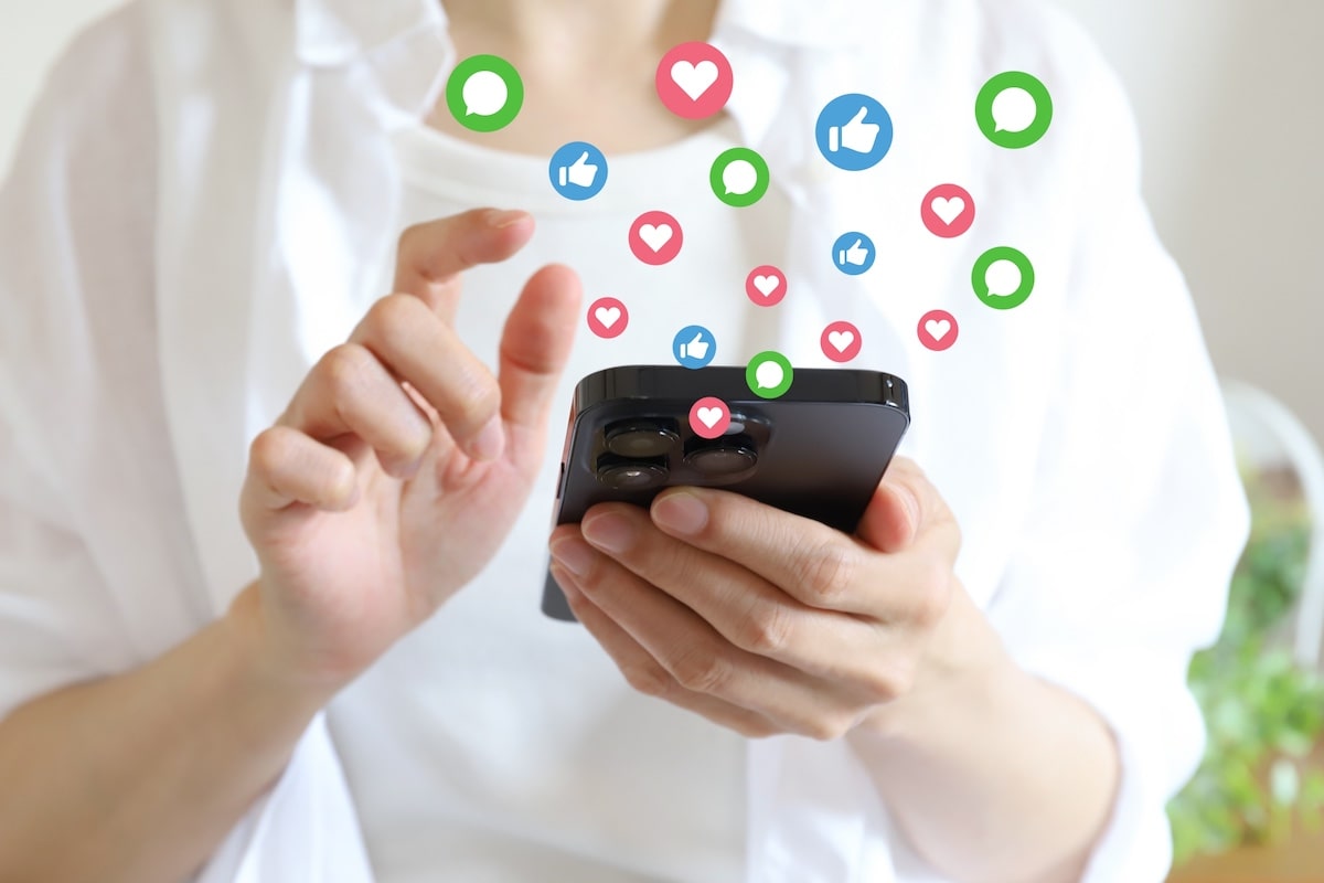 SNSをしている女性