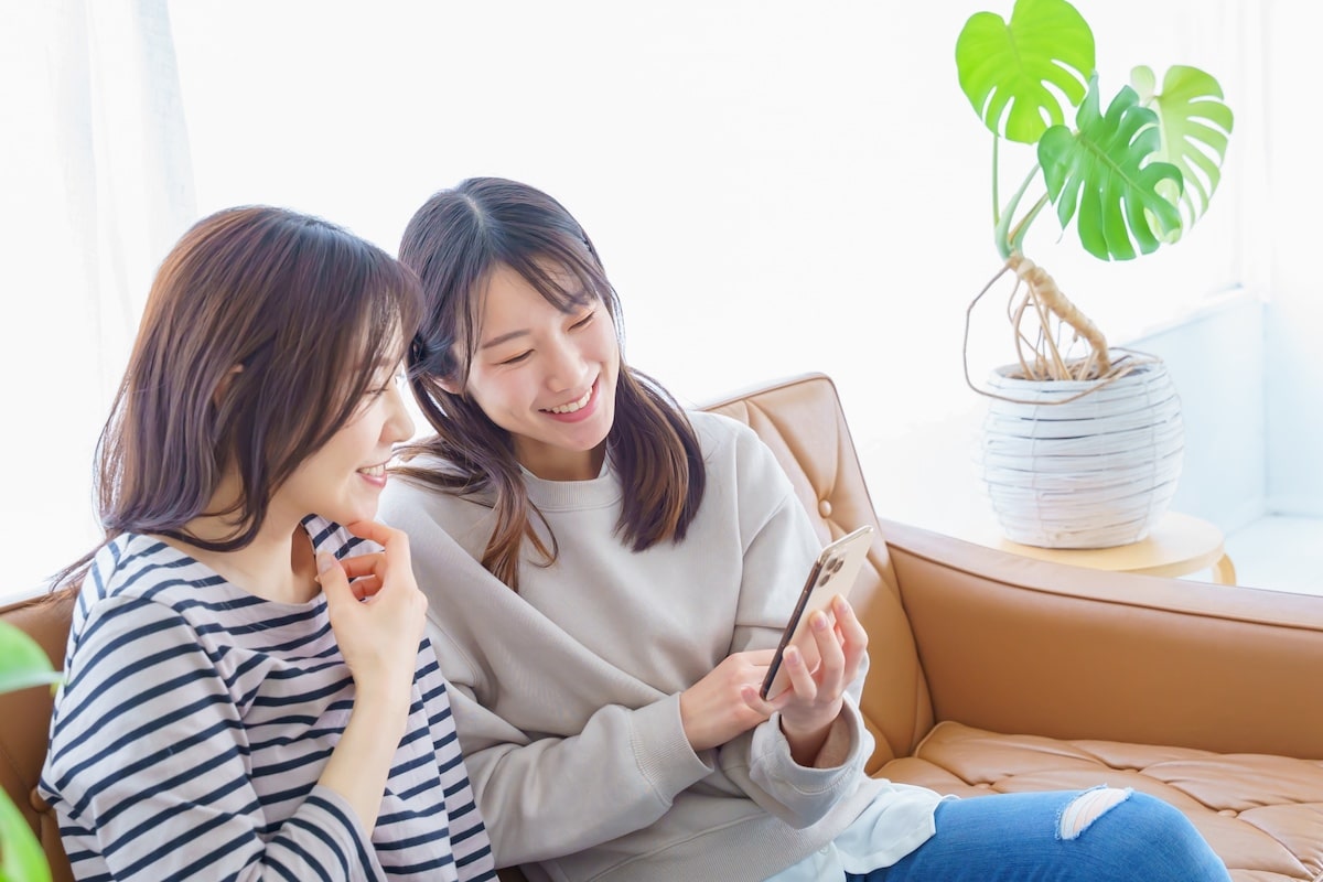 SNSをする2人の女性