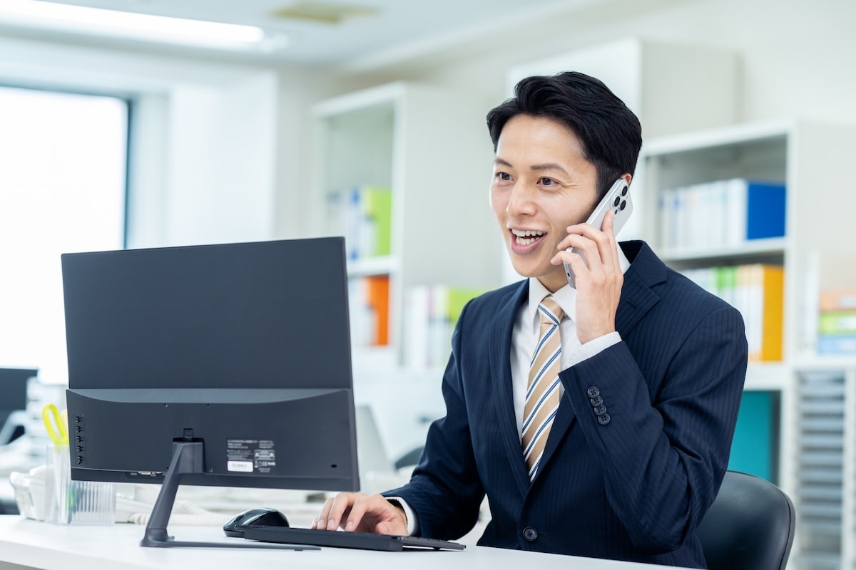 問い合わせに対応する営業マン