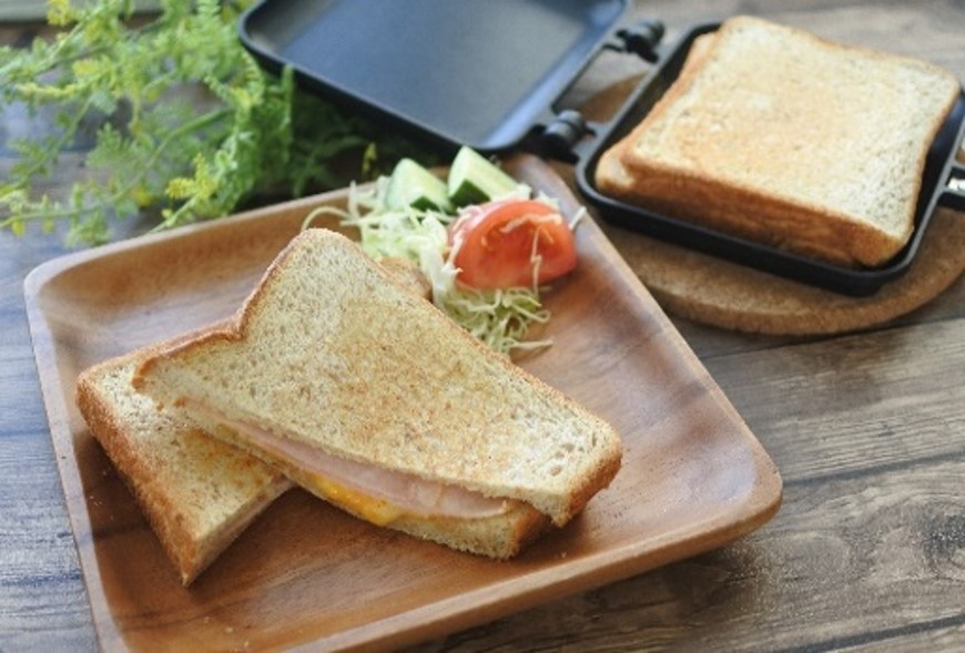 とろーりハムチーズホットサンド