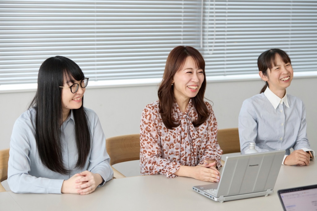 合同会社IntoFree 代表 加茂典子様、スタッフ 高日様、竹内様。拠点が離れていてもオンライン完結で高品質な記帳代行を提供。