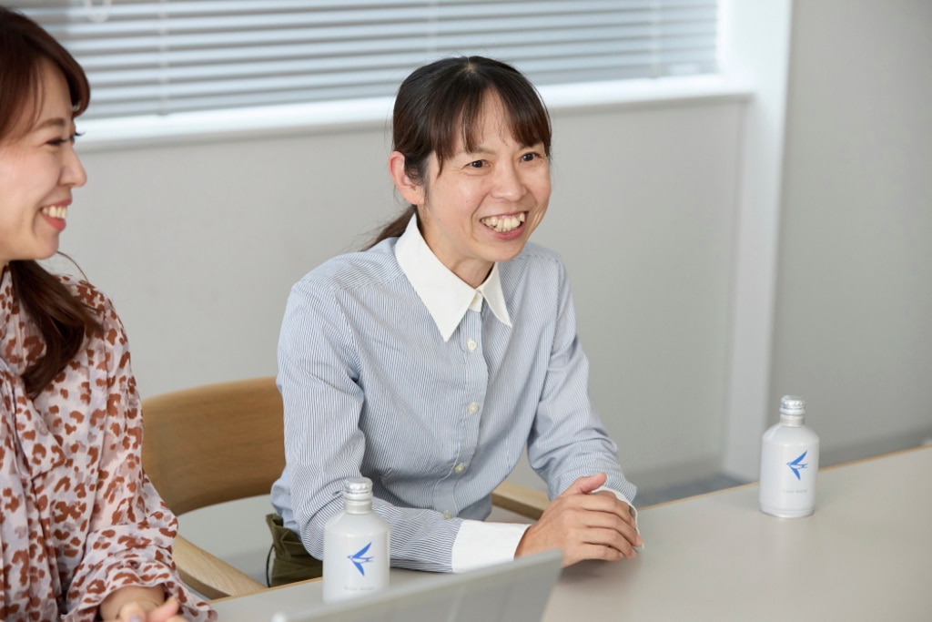 合同会社IntoFree スタッフ 高日様。コメント機能を活用し、顧客とのスムーズな意思疎通と記帳の正確性を両立。